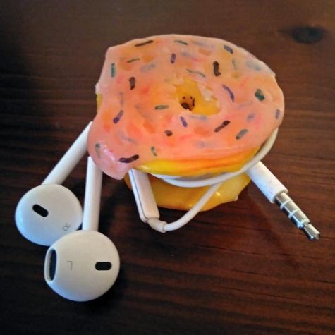 Doughnut earbud organiser